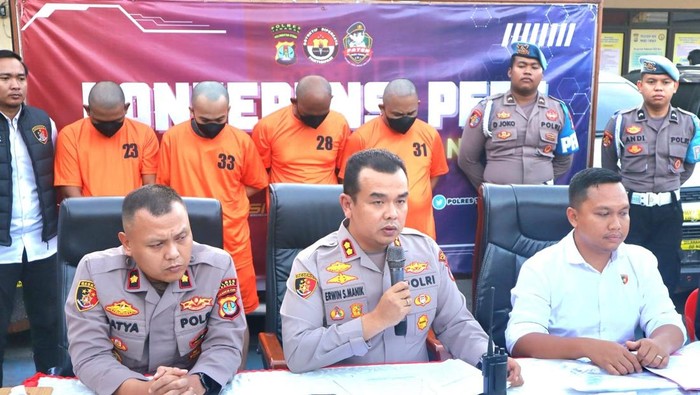 Empat pelaku penggelapan mobil rental di Tarakan.