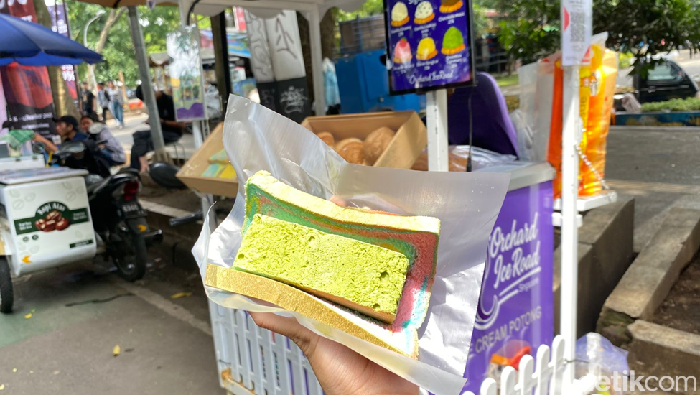Menikmati Es Krim Potong Singapura di Saparua Bandung