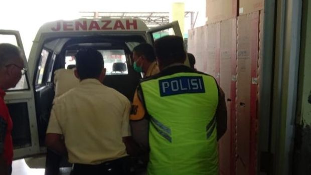 Evakuasi jenazah lansia dari toilet RSUD Kajen, Pekalongan, Selasa (9/12/2025).