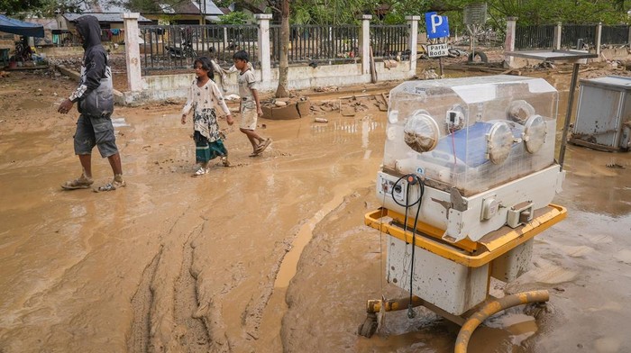 Prajurit TNI menata alat-alat kesehatan di area RSUD Aceh Tamiang yang luluh lantak akibat banjir di Kabupaten Aceh Tamiang, Aceh, Sabtu (6/12/2025). Berdasarkan data BPBD setempat hingga Sabtu (6/12), banjir bandang mengakibatkan 57 warga Aceh Tamiang meninggal dunia dan 23 warga hilang, sementara berdasarkan data BNPB bencana banjir dan tanah longsor di Sumatra mengakibatkan 916 orang meninggal dunia dan 274 orang hilang. ANTARA FOTO/Erlangga Bregas Prakoso