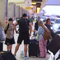 Penumpang Pesawat Ramai-Ramai Pakai Piama di Bandara, Ada Apa?