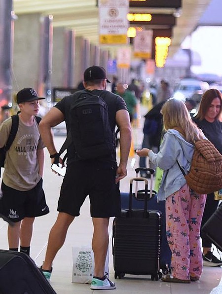 Penumpang Pesawat Ramai-Ramai Pakai Piama di Bandara, Ada Apa?