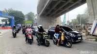 Proyek jalan layang ini beberapa kali molor, dari mulai ditargetkan rampung di tahun 2024, lalu pertengahan 2025, hingga awal Desember 2025, pembangunan belum sepenuhnya rampung.
