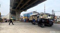 Kemacetan kerap terjadi di tengah pembangunan, apalagi dikala kereta api melintas.