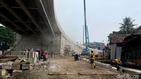Meski kontruksi jalan layang ini sudah dibangun, para pekerja masih melakukan pembangunan infastuktur penunjang, seperti membuat gorong-gorong dan trotoar.