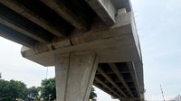 Erection girder yang yang sebelumnya dipasang di atas jalur kereta api (KA) Andir pada Bulan Oktober lalu, sudah terpasang rapih dan sudah tertutup beton.