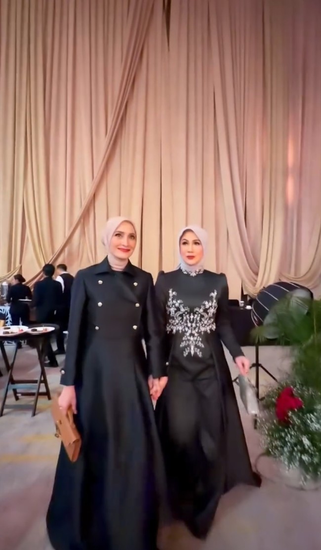 Gaya hijab Marini Zumarnis dan Inneke Koes Herawati.