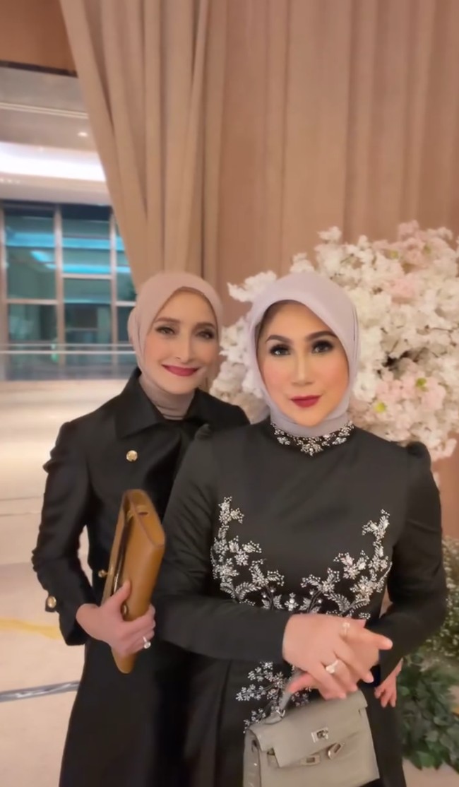 Gaya hijab Marini Zumarnis dan Inneke Koes Herawati.
