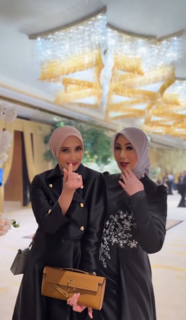 Gaya hijab Marini Zumarnis dan Inneke Koes Herawati.