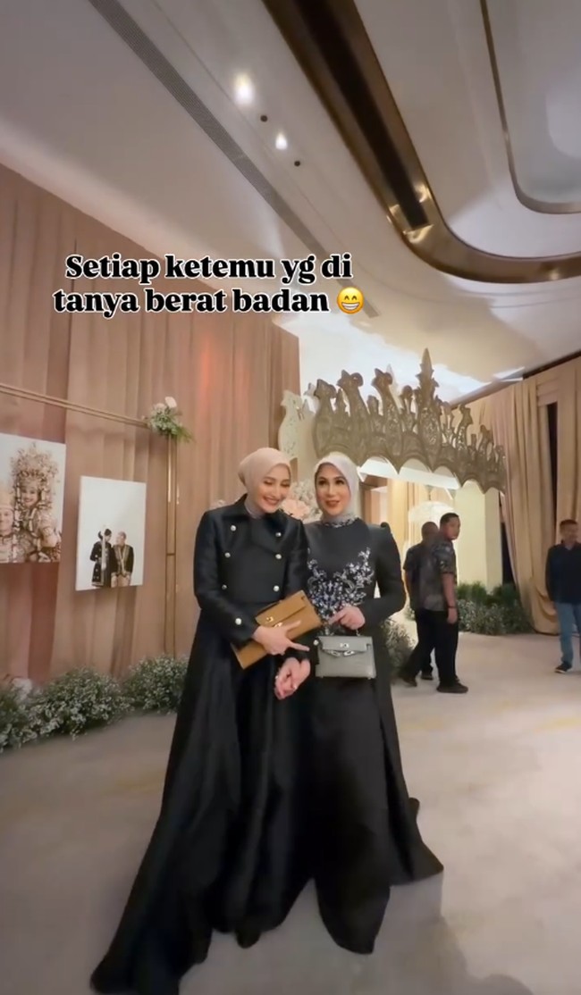 Gaya hijab Marini Zumarnis dan Inneke Koes Herawati.