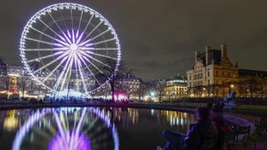 Gemerlap Paris Sambut Musim Liburan