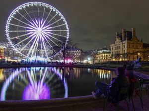 Gemerlap Paris Sambut Musim Liburan