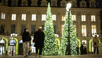 Orang-orang berjalan di dekat pohon Natal di Place Vendome saat Paris menandai dimulainya musim lampu Natal. Toko serba ada di kota ini, termasuk Galeries Lafayette, telah memasang etalase Natal tradisional mereka yang menampilkan Sinterklas dan karakter Natal lainnya untuk menarik perhatian pembeli dari segala usia saat mereka mencari hadiah. REUTERS/Gonzalo Fuentes