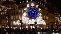 Lampu dan dekorasi meriah menghiasi toko mewah Christian Dior. Sebagai salah satu kota dengan tingkat turis tertinggi di dunia, Paris menyambut 36,3 juta pengunjung pada tahun 2024. REUTERS/Benoit Tessier
