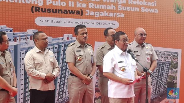 Gubernur DKI Jakarta, Pramono Anung saat menghadiri penyerahan kunci kepada warga Rumah Susun (Rusun) Jagakarsa, Jakarta Selatan, Selasa (9/12/2025). (CNBC Indonesia/Chandra Dwi Pranata)