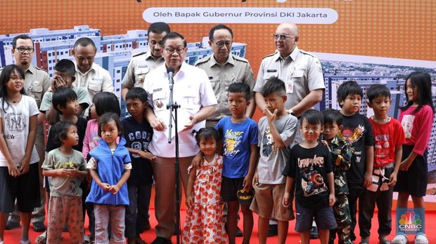 Gubernur DKI Jakarta, Pramono Anung saat menghadiri penyerahan kunci kepada warga Rumah Susun (Rusun) Jagakarsa, Jakarta Selatan, Selasa (9/12/2025). (CNBC Indonesia/Tri Susilo)
