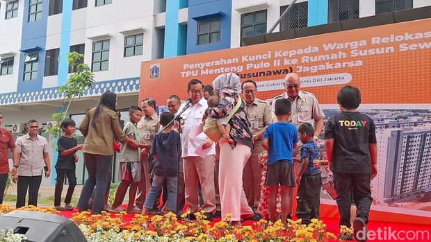 Gubernur Jakarta Pramono Anung menggratiskan sewa rusun selama 6 bulan bagi warga yang direlokasi dari TPU Menteng Pulo II. Warga pun terharu dan menangis. (B Belia/detikcom)