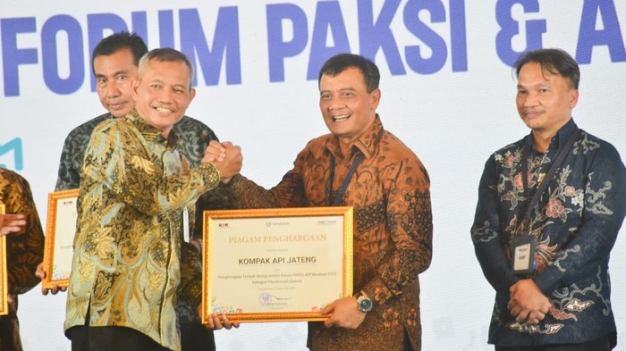 Gubernur Jateng, Ahmad Luthfi, saat menerima dua penghargaan KPK di Bangsal Kepatihan Kantor Gubernur DIY.
