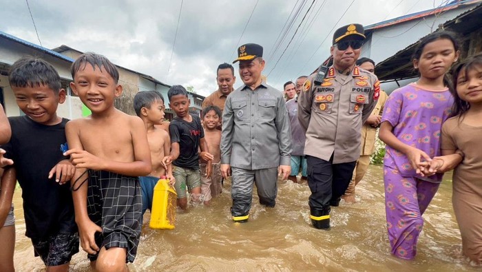 Gubernur Kalbar Ria Norsan meninjau lokasi terdampak banjir rob di Pontianak.