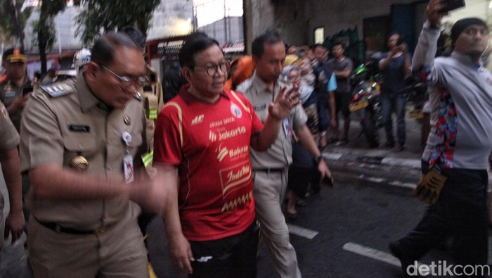 Gubernur DKI Jakarta Pramono Anung meninjau lokasi kebakaran gedung Terra Drone di Jl Letjen Suprapto, Kemayoran, pada Selasa (9/12/2025) petang.