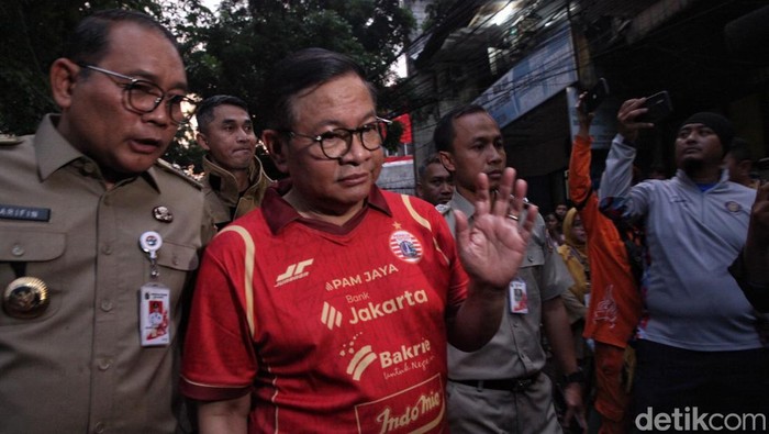 Gubernur DKI Jakarta Pramono Anung meninjau lokasi kebakaran gedung Terra Drone di Jl Letjen Suprapto, Kemayoran, pada Selasa (9/12/2025) petang.