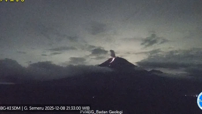 Gunung Semeru Erupsi Malam Ini, Luncurkan Lava Pijar