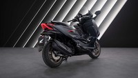 Honda Forza 125 2026 masih mengandalkan mesin 125 cc SOHC eSP+ pendingin cairan dengan tenaga 14,55 dk pada 8.750 rpm dan torsi 12,3 Nm di 6.500 rpm. Dengan mesin yang mungil, konsumsi bahan bakar motor ini pun irit, mencapai 41,7 km/liter (metode WMTC). Dengan tangki 11,7 liter, jarak tempuhnya bisa mendekati 500 km. Foto: Dok. Honda