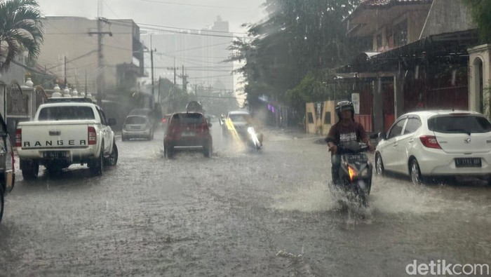 Awas Cuaca Ekstrem Landa Jatim hingga Akhir Tahun 2025