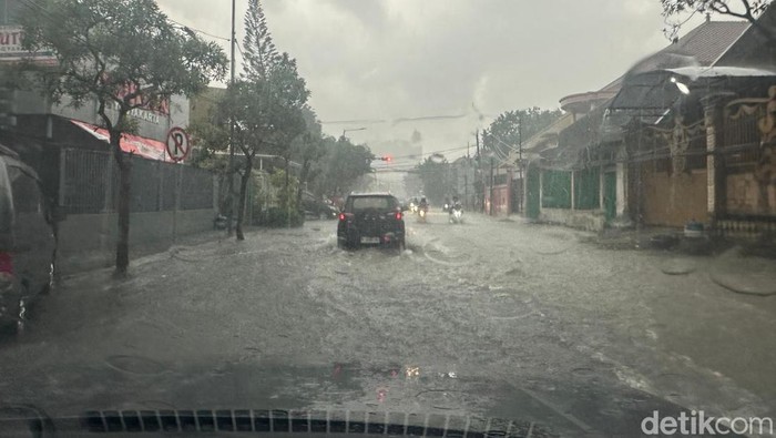 Hujan Deras Guyur Gayungan Surabaya, Sejumlah Ruas Jalan Tergenang