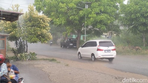 Hujan  lebat di Labuan Bajo, Manggarai Barat, NTT, Selasa (9/12/2025) siang. (Ambrosius Ardin)