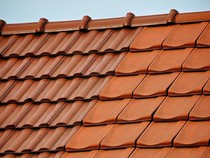 Hujan Angin Bisa Bikin Genteng Rusak, Begini Cara Cegahnya