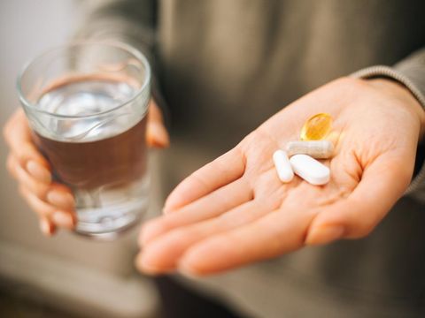 Ilustrasi wanita minum suplemen atau vitamin Ilustrasi wanita minum suplemen atau vitamin