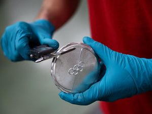 Intip Proses Pembuatan Medali Olimpiade Musim Dingin 2026