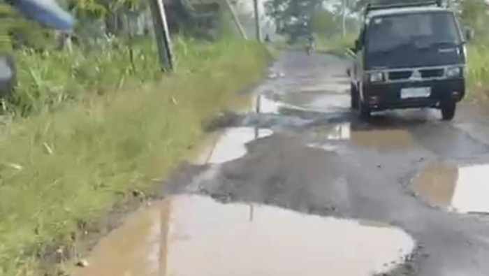 Warga Golden East Gresik Protes Jalan Rusak Belasan Tahun Tak Diperbaiki