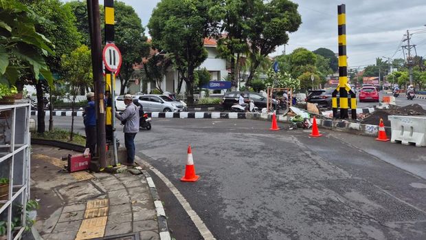 Jembatan Kewek Petugas saat melakukan pemasangan dimensi kendaraan di simpang Kridosono, Jogja, Selasa (9/12/2025).