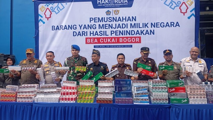 5,4 Juta Batang Rokok dan Ratusan Pakaian Ilegal di Bogor Dimusnahkan