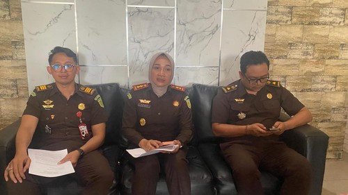 Kajari Karangasem, Shinta Ayu Dewi RR (tengah), didampingi Kasi Intel dan Kasi Pidsus saat ditemui di kantornya, Selasa (9/12/2/25). (I Wayan Selamat Juniasa/detikBali)