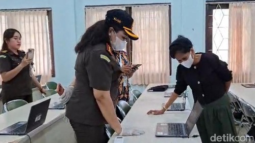 Kajari Kota Kupang, Shirley Manutede, saat mengecek 60 unit laptop di Poltekkes Kupang, Selasa (9/12/2025).