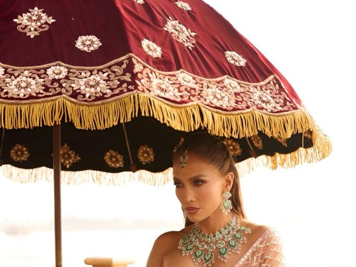 Kalung Mewah Jennifer Lopez di Pernikahan Crazy Rich India