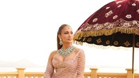 Terungkap Detail Kalung Mewah J.Lo di Pernikahan Crazy Rich India yang Viral