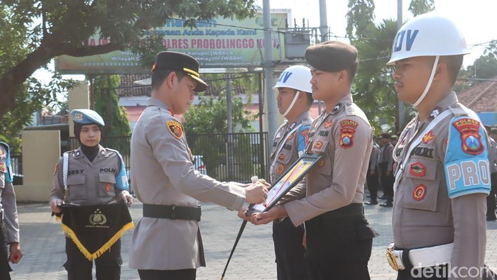 Kapolres Probolinggo Kota Pimpin Upacara Pemecatan Bripka M
