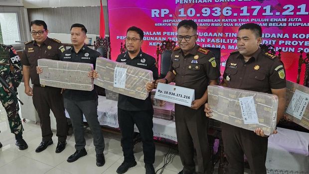 Kejari Kota Semarang menyita uang dari kasus korupsi fasilitas kredit proyek Rp 13,8 miliar yang dilakukan PT Daya Usaha Mandiri, Selasa (9/12/2025).