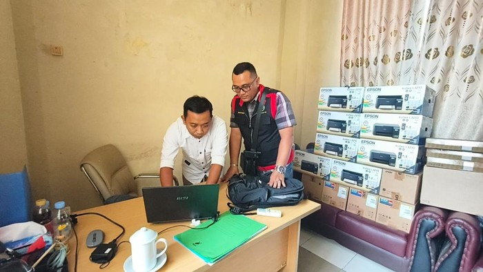 Kejati Kalbar geledah rumah Bendahara Napak Tilas dan Politeknik Negeri Ketapang.