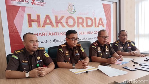 Kejati NTB menggelar konferensi pers di Media Center Kejati NTB dalam rangka memperingati Hari Anti Korupsi Sedunia (Hakordia) 2025, Selasa (9/12/2025). (Abdurrasyid Efendi/detikBali)