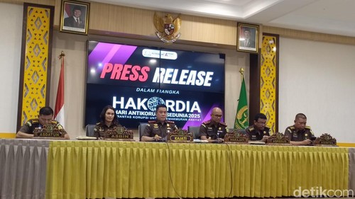 Kajati NTT Roch Adi Wibowo (tengah), didampingi para asisten saat menyampaikan prestasi Kejati NTT bertepatan dengan Hakordia, Selasa (9/12/2025).