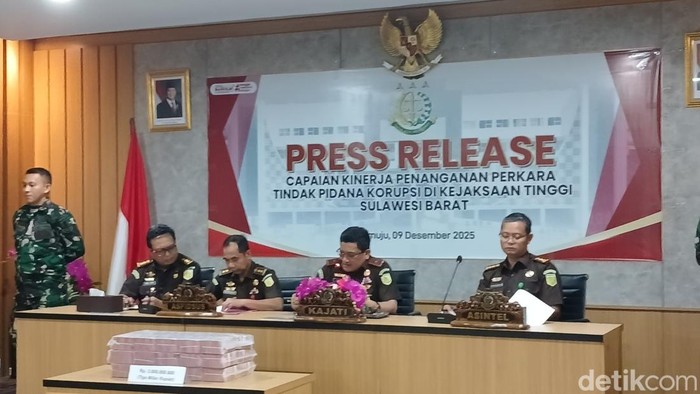 Kejati Sulbar merilis pengembalian uang kerugian negara di kasus korupsi pembebasan lahan pasar Rakyat Mamasa (Hafis)