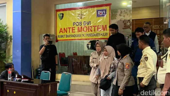 Tangis Keluarga Korban Kebakaran Gedung Terra Drone di Posko DVI RS Polri