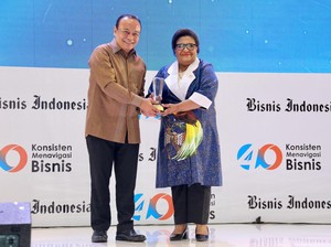 Wamendagri Ribka Terima Penghargaan Tokoh Percepatan Pembangunan Papua