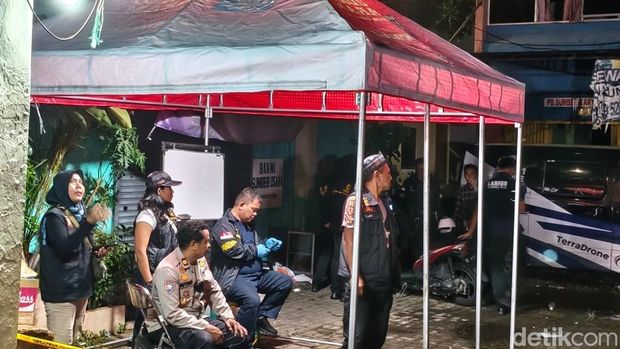 Kepolisian membangun posko untuk membantu keluarga korban kebakaran gedung yang berlokasi di Kemayoran. Jasad 22 korban juga sedang diidentifikasi di RS Polri. (detikcom)