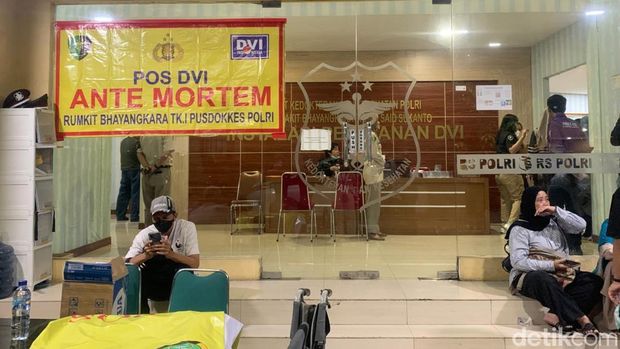 Kepolisian membangun posko untuk membantu keluarga korban kebakaran gedung yang berlokasi di Kemayoran. Jasad 22 korban juga sedang diidentifikasi di RS Polri. (detikcom) Kepolisian membangun posko untuk membantu keluarga korban kebakaran gedung yang berlokasi di Kemayoran. Jasad 22 korban juga sedang diidentifikasi di RS Polri. (detikcom)